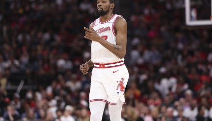 斯玛特：季后赛对阵杜兰特很残酷 他是史上最伟大球员之一