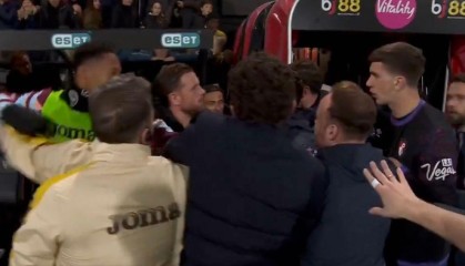 星空体育官网入口-赛后大乱斗！亨德森火爆对喷对方教练，被队友死死拉住|乔丹·亨德森|布伦特福德|伯恩茅斯|斯库特·亨德森|安德鲁斯_新浪体育_新浪新闻