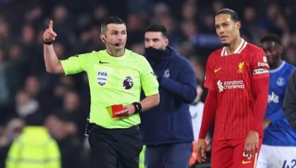 星空体育-裁判抢戏利物浦吃亏 英超争冠悬念有变化吗？
